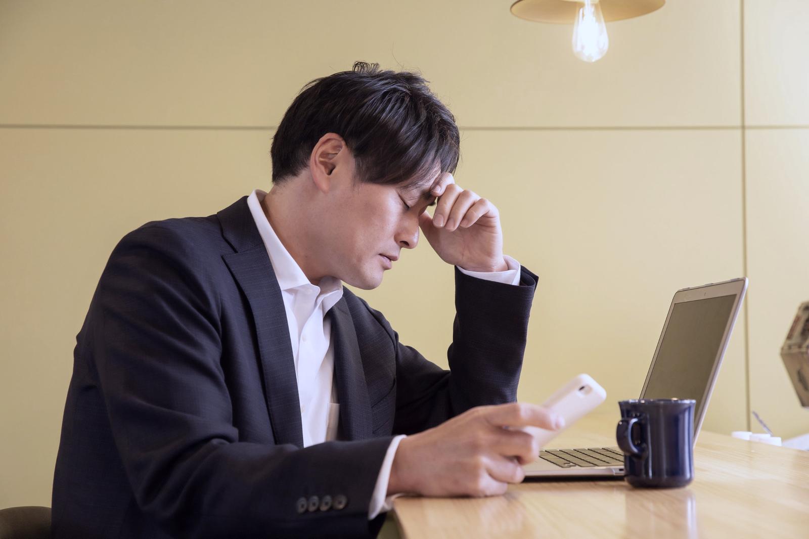 ひとりで案件のことを考え込む買い手